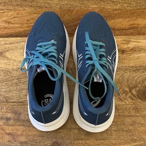 Asics GT2000 Teal and White running Shoes - worn once. Womens 7.5.